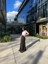 Falda larga de encaje negro con forro interior marrón.