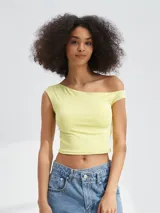 Top corto color amarillo, con escote asimétrico y un solo tirante ancho.