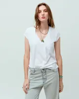 Remera blanca de algodón pima, con escote en V, manga corta pegada y bolsillo plaqué en el delantero izquierdo.