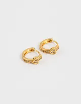 Par de aros dorados tipo argolla con incrustaciones de strass y dije de corazón con cubic zirconia. Cierre a presión.