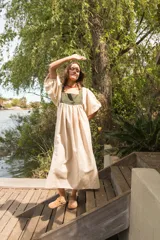 Túnica negra de lino con cuello cuadrado y mangas 3/4 abullonadas con elástico en los puños. Presenta apliques de textiles antiguos en la pechera delantera y trasera.