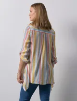 Camisa larga de rayón marca Robert Louis, con estampado a rayas verticales en tonos coral y blanco. Tiene cuello con solapa, abertura central con botones, mangas largas regulables con presilla y botón, y tajos laterales.