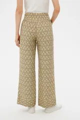 Pantalón de viscosa con estampado geométrico en tonos beige y marrón. Tiene corte ancho, cintura elastizada con cordón y bolsillos laterales.