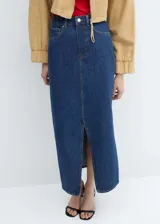 Falda midi de denim azul oscuro, corte recto, tiro alto, con bolsillos delanteros y traseros, trabillas para cinturón, cierre con cremallera y botón, y abertura frontal.