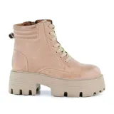 Bota de caña media color negro, con cordones y cierre lateral. Tiene plataforma con suela track.