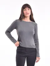 Remera gris oscuro de manga larga y corte ajustado.