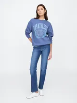 Buzo deportivo azul con cuello redondo, puños y ruedo acanalados. Estampado frontal con el logo de Gap Athletic en color celeste.