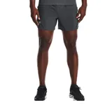 Short deportivo Under Armour Launch SW color gris, de tejido elástico ultraligero con forro interno de malla, paneles laterales de malla para ventilación, cintura elástica con cordón interior y bolsillos laterales.