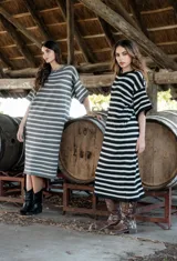 Vestido midi de punto elastizado a rayas horizontales, con mangas cortas y cuello redondo. Corte suelto.