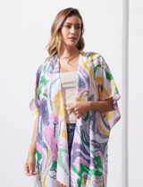 Kimono tejido con estampado abstracto en tonos azul, amarillo y blanco. Tiene mangas amplias estilo japonés y terminación de ruedo con borlas.