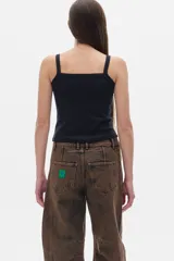 Musculosa negra de poliéster, viscosa y elastano, con breteles anchos.