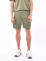 Short deportivo verde militar con cintura elástica.