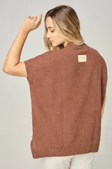 Remerón color chocolate con lurex, escote en V y mangas cortas.