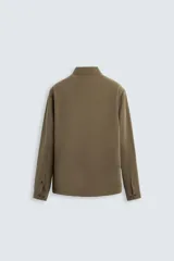 Camisa negra de corte relaxed fit confeccionada en tejido fluido con mezcla de viscosa. Tiene cuello solapa, manga larga con puño abotonado y cierre frontal con botones.