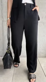 Pantalón negro de lino, de corte recto y tiro alto.