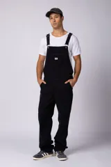 Jardinero de jean negro con breteles regulables y calce relaxed.