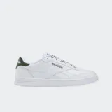 Championes Reebok Court Advance blancos con detalles en verde en el talón.