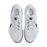 Championes de tenis Nike GP Challenge Pro blancos con logo negro en el lateral.