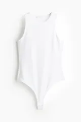 Body blanco de punto elástico suave, con escote redondo, breteles anchos y corte colaless.