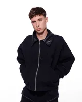 Campera bomber de jean azul con cuello de cuero negro y puños de algodón.