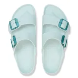 Sandalias Birkenstock Arizona Essentials, color verde agua, con doble tira y hebillas transparentes.