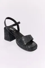 Sandalias de cuero color tostado con plataforma y taco ancho.