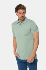 Remera polo azul de piqué liso, con cuello de rib y botones personalizados.