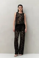 Pantalón de encaje floral color borgoña, de corte ancho y con transparencias.