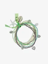 Juego de pulseras elásticas con cuentas de colores y dijes plateados: estrella de mar, concha, medallones y corazón. Incluye cinta de tela verde con texto.