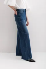 Pantalón de jean de corte ancho, color azul oscuro, con cintura alta y terminación desflecada.