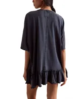 Remera negra holgada de manga corta con escote redondo y detalle de volantes en el ruedo.