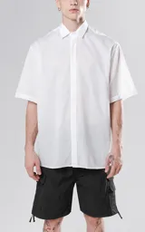 Camisa blanca de manga corta con calce oversize y canesú en la espalda.