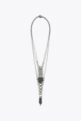 Set de dos collares largos de eslabones metálicos color peltre. Uno presenta un dije con flecos colgantes y abalorios de colores verde, blanco y negro. El otro es una cadena simple.