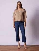 Blusa color beige de lyocell, con escote en V y detalle central en el frente.