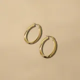 Aros ovalados de oro amarillo 9k con cierre tipo clip.