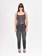 Musculosa gris con breteles finos y bordado de un cangrejo rojo en el pecho.