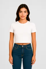 Remera blanca de corte crop y mangas cortas.