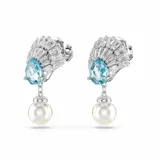 Aros colgantes con forma de concha marina, adornados con cristales Swarovski transparentes y un cristal azul en el centro. Cuentan con una perla de cristal blanca colgando.