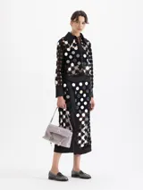 Camisa de manga larga color celeste claro, confeccionada en guipur con apliques circulares espejados. Posee cuello y puños en tela lisa y cierre frontal con broches snap forrados. Incluye un top interno liso al tono.