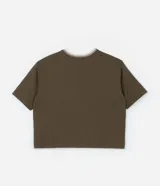 Remera color verde militar de viscosa, con mangas cortas y cuello redondo de punto a rayas horizontales en blanco y negro.