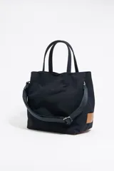 Bolso de mano Bimba y Lola modelo Chihuahua L, color marrón, con doble asa de mano y asa bandolera de tejido. Cierre con botón de presión, logo metálico y acabados plateados.