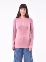 Remera de manga larga color rosado con cuello redondo y estampado de tres diseños florales en el frente.