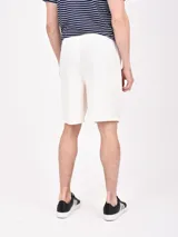 Bermuda de gabardina color celeste, con cintura ajustable con cordón y bolsillos laterales.