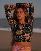Top de lycra estampado con flores, de manga larga y corte ajustado.