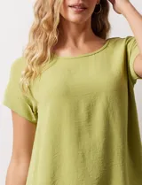 Blusa verde de crepe marca Ninety Clothing, con cuello a la base y mangas cortas con doblez.