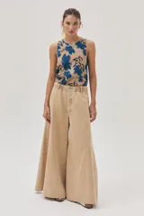 Pantalón jean de pierna ancha color beige, con cintura elastizada y bolsillos traseros cuadrados.