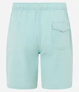 Bermuda casual de hombre color celeste, hecha en tela texturizada, con cintura elástica, cordón, bolsillo trasero con solapa y detalle de costura horizontal en las piernas.