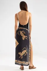 Pareo de modal con estampado de tigres color camel sobre fondo negro.