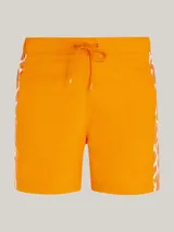 Short de baño naranja con estampado de monogramas TH en blanco a lo largo de la pierna.