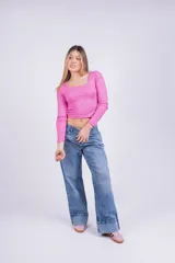 Remera corta de tejido de punto acanalado color fucsia, con escote cuadrado y mangas largas.